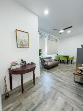 Catus Theme Walk Up Apartment Matang